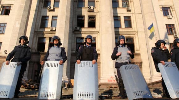 Des policiers gardent la maison des Syndicats d'Odessa.