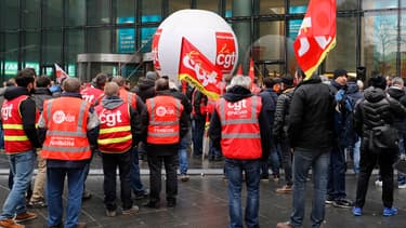 Plusieurs centaines de salariés d'Engie ont manifesté mardi 13 décembre 2016 devant le siège du groupe à l'appel de la CGT.