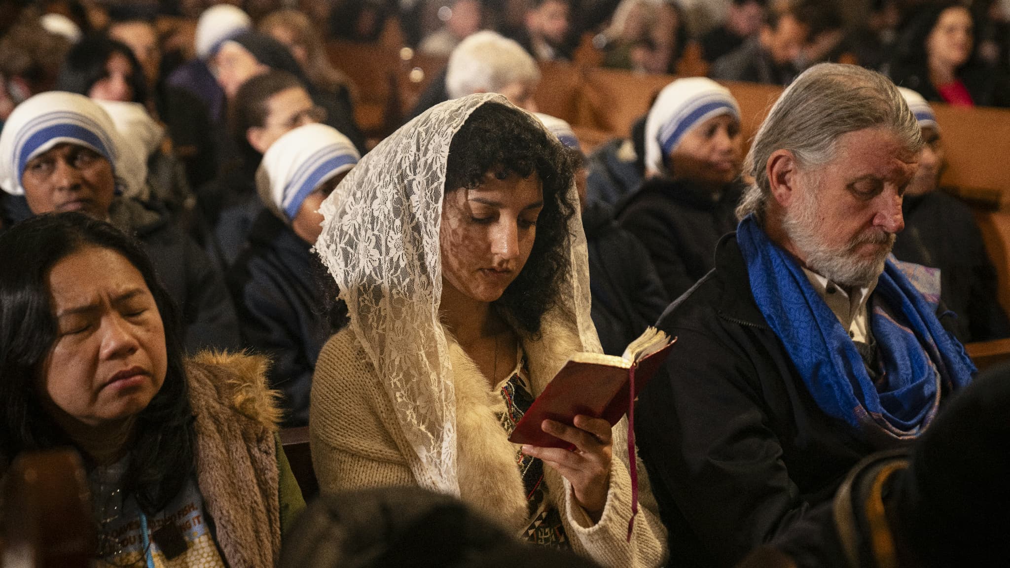 Cette photo prise le 24 décembre 2023 montre des fidèles assistant à la messe de minuit de Noël à l'église de la Nativité dans la ville biblique de Bethléem en Cisjordanie occupée.

