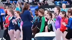 Jeune athlète noire se faisant refuser une médaille lors d'un concours de gymnastique en Irlande