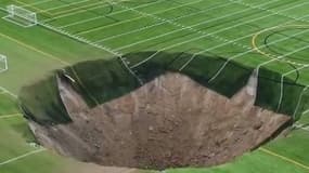 L'image du gouffre sur un terrain de football d'Alton, dans l'Illinois, le 26 juin 2024 