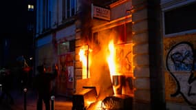 Les portes d'un commissariat incendiées à Rennes, le 14 avril 2023
