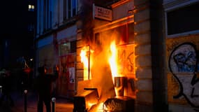 Les portes d'un commissariat incendiées à Rennes, le 15 avril 2023