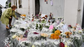 De nombreuses fleurs déposées sur les lieux de la collision qui a coûté la vie à un enfant de 9 ans le 9 juin dernier, à Lorient. - Fred Tanneau - AFP