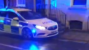 La Vauxhall Astra Estate de la police, après une arrivée improbable en dérapage (pas très) contrôlé.