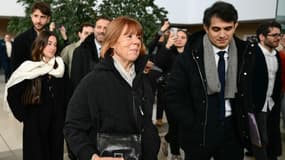 Gisèle Pelicot arrive avec son avocat Antoine Camus au tribunal d'Avignon, le 20 novembre 2024