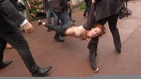 Une Femen interceptée à Calais: "il a fallu 200 000 morts pour retrouver votre humanité"
