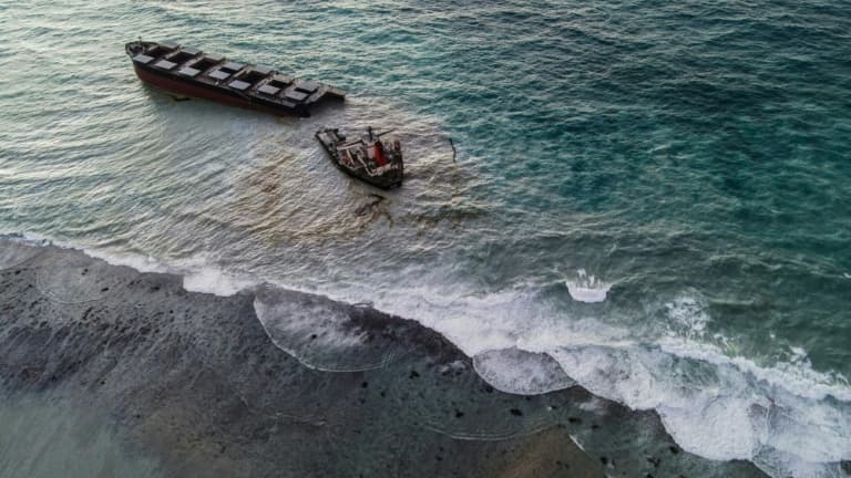 Vue aérienne du vraquier MV Wakashio qui s'est brisé en deux près des côtes de l'Ile Maurice, le 16 août 2020