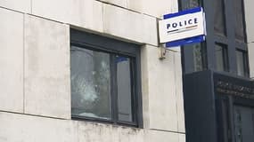 2 commissariats parisiens, ici celui du 19 arrondissement, ont été visés par des projectiles ce vendredi.