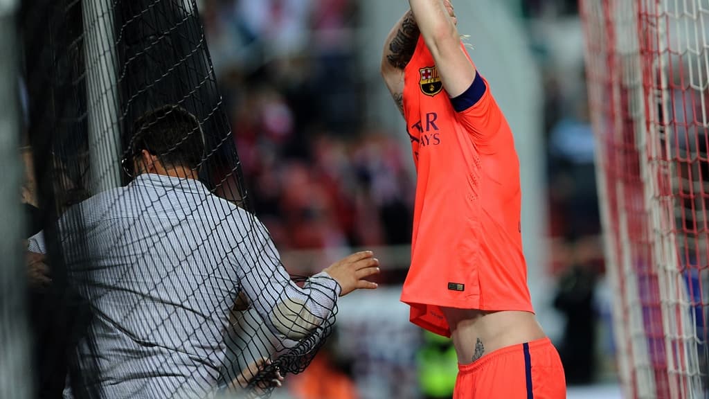 Ivan Rakitic donne son maillot aux supporters sévillans Ivan Rakitic donne son maillot aux supporters sévillans