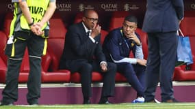 Philippe Diallo en discussion avec Kylian Mbappé pendant l'Euro 2024
