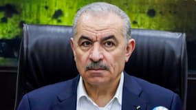 Le premier ministre palestinien Mohammad Shtayyeh assiste à une réunion du cabinet dans la ville de Ramallah, en Cisjordanie, le 27 décembre 2023, alors que les combats entre Israël et le groupe palestinien Hamas se poursuivent.