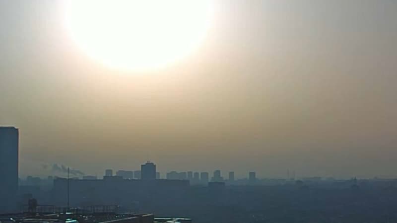 Lundi matin, grand beau temps sur Paris vu depuis la Porte de Versailles.