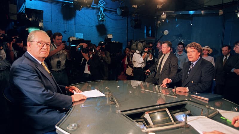 Le leader du Front National Jean-Marie Le Pen et le député des Bouches du Rhône Bernard Tapie s'installent, en 1994, sur un plateau de France Télévision à Paris, avant de participer à un débat politique.