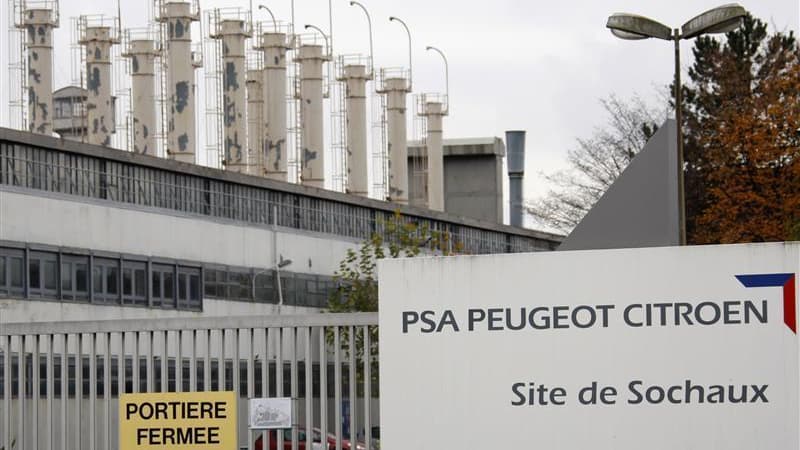 L'usine PSA Peugeot-Citroën de Sochaux (Doubs) mettrait à profit la période de Noël pour arrêter sa production durant dix-neuf jours, du 20 décembre au 8 janvier, afin de dégonfler ses stocks. /Photo d'archives/REUTERS/Vincent Kessler