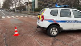 Un périmètre de sécurité a été mis en place ce mercredi 13 mars autour du lycée Tony Garnier à Bron.