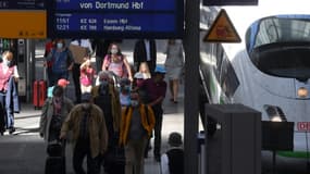 Des passagers portant le masque arrivent à la gare de Munich (Allemagne), le 26 août 2020.