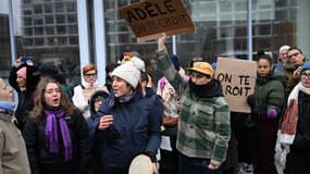 Un partisan tient une pancarte sur laquelle on peut lire « Adèle, nous te croyons » lors d'un rassemblement appelé par des associations féministes en soutien à l'actrice française Adèle Haenel avant le début du procès du réalisateur Christophe Ruggia accusé d'agressions sexuelles. Palais de justice de Paris, le 9 décembre 2024.