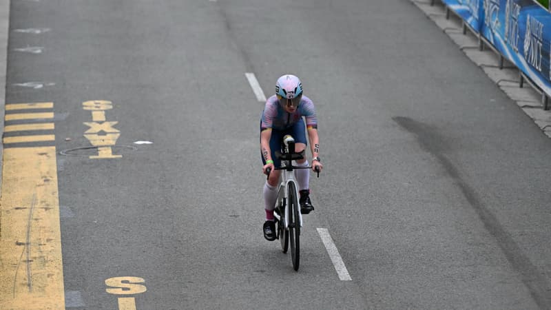 Un cycliste lors d'un triathlon, illustration