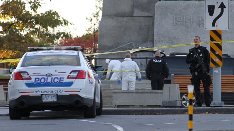 La police sur les lieux où un militaire a été tué, mercredi à Ottawa.