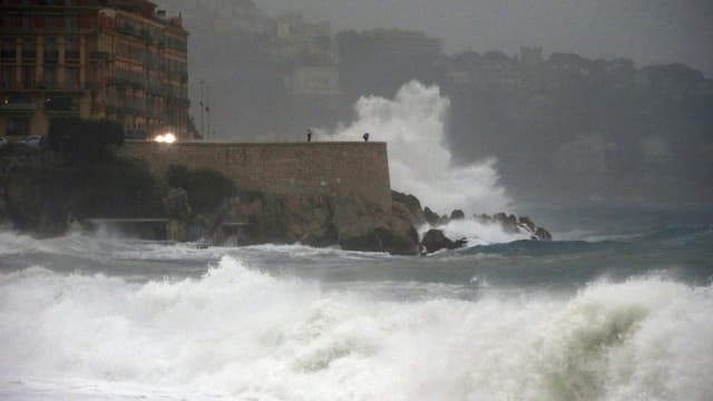 De lourdes vagues s'écrasent contre les remparts du port de Nice, le 4 novembre 2014. 