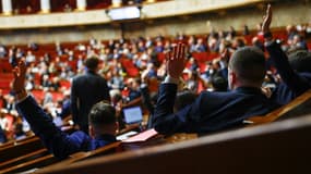 Des députés prennent part à un vote à l'Assemblée nationale, à Paris, loe 5 décembre 2025