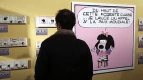 Un visiteur de l'exposition "Mafalda" de l'argentin Quino, à l'ouverture du Festival d'Angoulême, le 30 janvier.