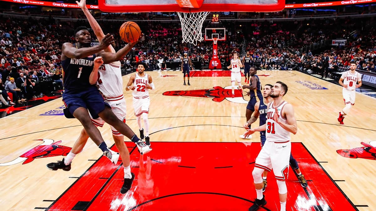 Zion Williamson attaque le cercle lors d'un match de présaison des New Orleans Pelicans