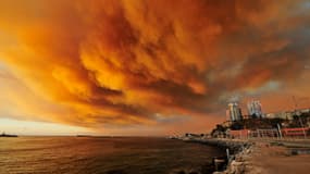 De la fumée s'élève au-dessus du port de Valparaiso, au Chili, le 13 mars 2015.