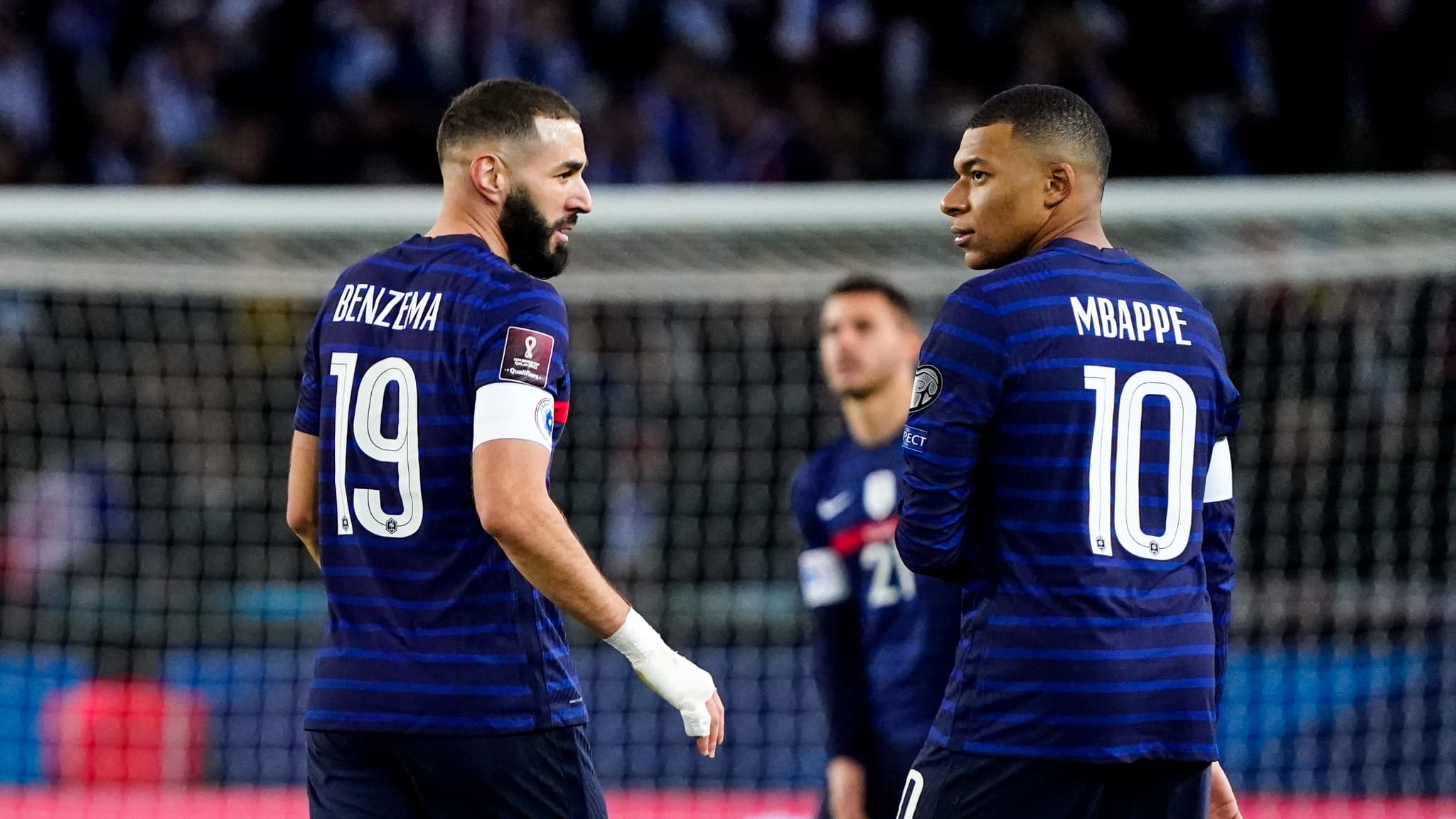 Karim Benzema et Kylian Mbappé lors de France-Kazakhstan en novembre 2021