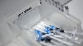 Des seringues contenant le vaccin Moderna contre le Covid-19 à Iserlohn, dans l'ouest de l'Allemagne, le 5 janvier 2022