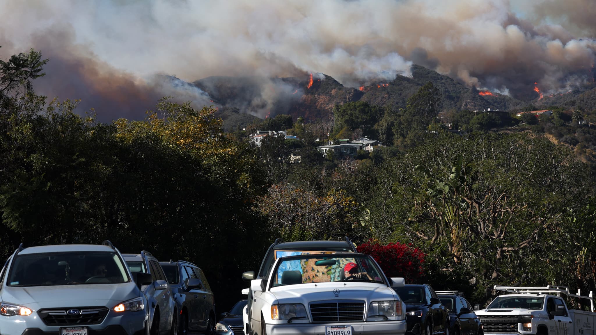 Les gens se mettent à l'abri du danger alors que l'incendie des Palisades brûle au milieu d'une puissante tempête de vent le 7 janvier 2025 à Pacific Palisades, en Californie. 