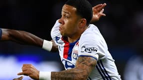 Memphis Depay déborde Serge Aurier contre le PSG, ce dimanche.