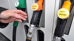 Les prix des carburants, hors diesel, en station-service, baissent moins qu'ils ne le devraient, selon la CLCV. 