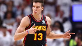 Bogdan Bogdanovic des  Atlanta Hawks pendant le match des plays-offs NBA contre le Miami Heat le 19 avril 2022 à la FTX Arena à Miami