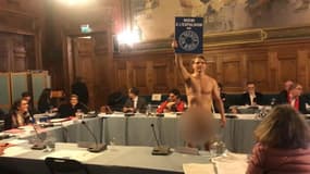 Un homme se déshabille en plein conseil d'arrondissement à Paris