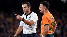 L'Australien Nic White discute avec l'arbitre français MRaynal après sa décision controversée face à la Nouvelle-Zélande