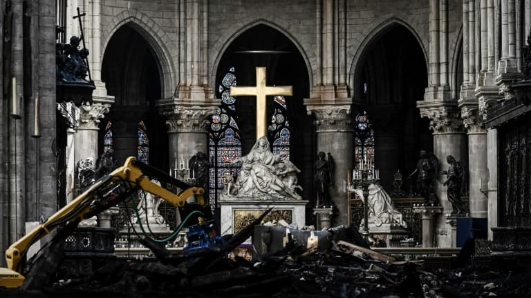 Les décombres et la croix de l'autel à l'intérieur de la cathédrale Notre-Dame de Paris, le 15 mai 2019.