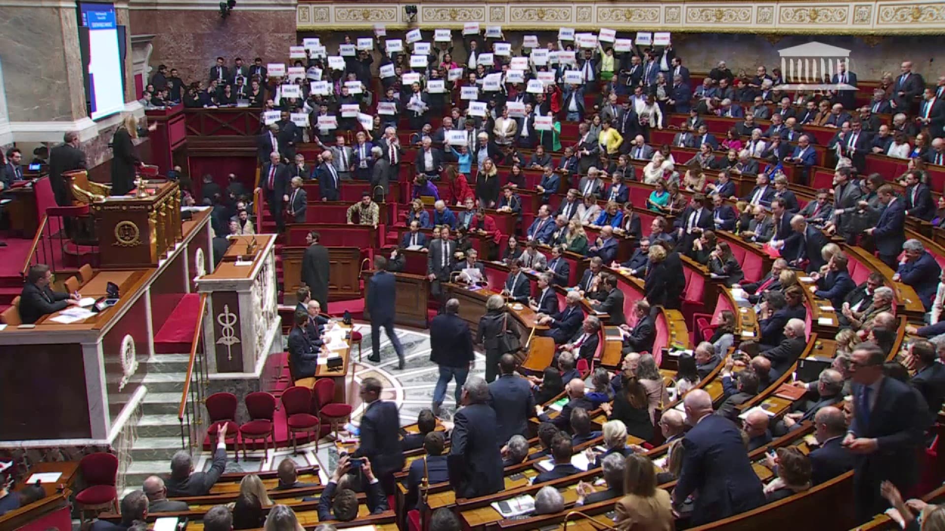 Des députés de la Nupes brandissant des affiches après le vote du projet de loi immigration à l'Assemblée nationale, le 19 décembre 2023. Des députés de la Nupes brandissant des affiches après le vote du projet de loi immigration à l'Assemblée nationale, le 19 décembre 2023.