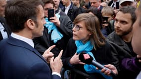 Emmanuel Macron une opposante à la réforme des retraites, à Sélestat, dans l'est de la France, le 19 avril 2023