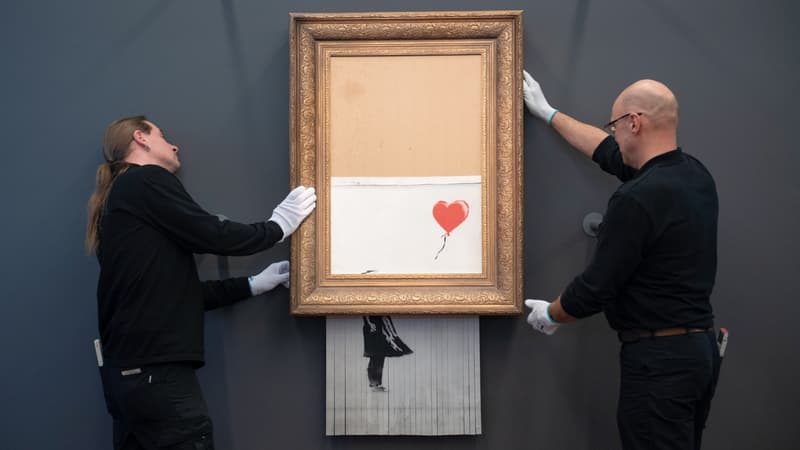 La toile de Banksy en cours d'installation à Baden-Baden.