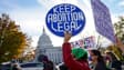Des défenseurs du droit à l'avortement devant la Cour suprême des Etats-Unis le 1er décembre 2021 à Washington
