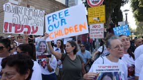 Des familles d'otages manifestent à Tel-Aviv, le 26 octobre 2023, pour réclamer le retour de leurs proches.