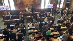 Le Conseil de Paris observe une minute de silence ce jeudi 8 juin 2023 quelques heures après l'agression au couteau d'enfants à Annecy.