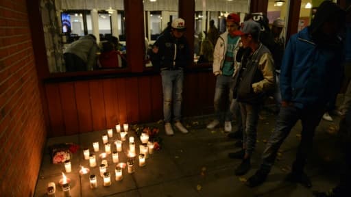 Des bougies sont allumées devant l'école de Trollhättan, en Suède, où un homme armé d'un sabre, réputé proche de l'extrême droite, a tué deux personnes