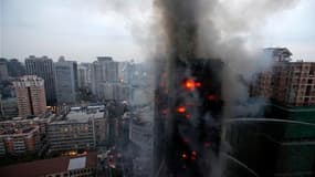 Un immeuble résidentiel de 28 étages de haut a été ravagé lundi à Shanghai par un incendie, qui a fait au moins 42 morts et plus de 50 blessés, selon l'agence officielle Chine Nouvelle./Photo prise le 15 novembre 2010/REUTERS/Aly Song