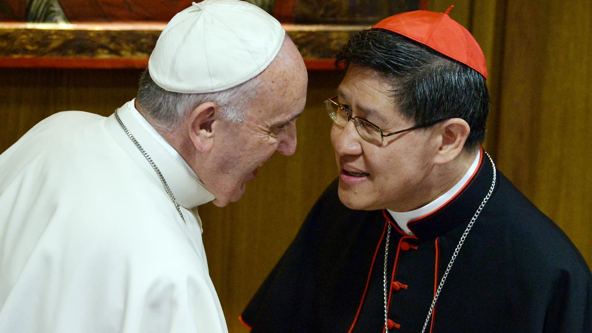 Le pape François s'entretient avec le cardinal Luis Antonio Gokim Tagle lors du Synode sur la famille, au Vatican, le 5 octobre 2015. Le pape François s'entretient avec le cardinal Luis Antonio Gokim Tagle lors du Synode sur la famille, au Vatican, le 5 octobre 2015.