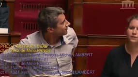 François Ruffin a dû se "rhabiller" en plein hémicycle, sur injonction de la présidente de séance.
