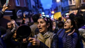 Des supporters du "non" protestent à l'annonce des résultats du référendum, à Istanbul le 17 avril 2017