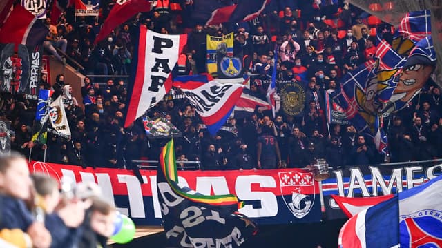 Des supporters du PSG le 19/12/2021.